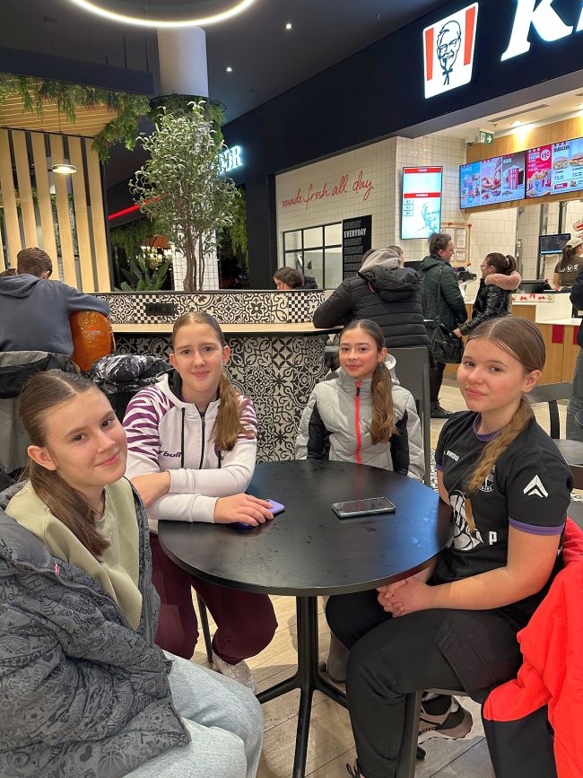 aaaMale Tehničarke u KG prvi nastup 6